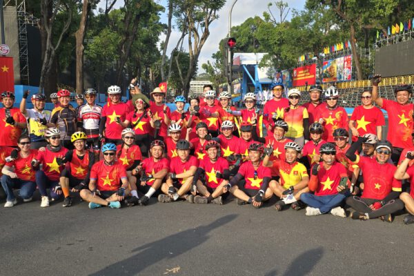 Hội xe đạp thể thao Biên Hòa đạp xe Sài Gòn chào mừng 50 năm thống nhất Đất Nước